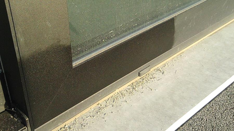 Nettoyage des profilés de fenêtre en aluminium
