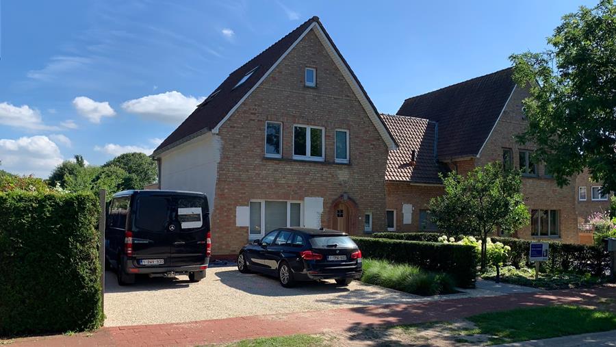 Deco Verhaeghe renoveert koppelwoning in Assebroek met kalei