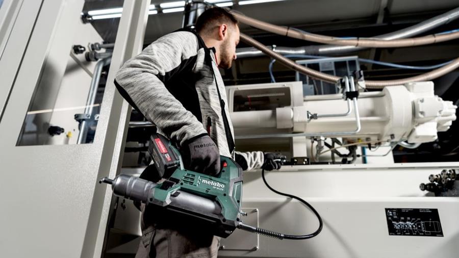 Mobiel onderhoud van machines en installaties: eenvoudig met de nieuwe 18 Volt accu-vetspuit van Metabo