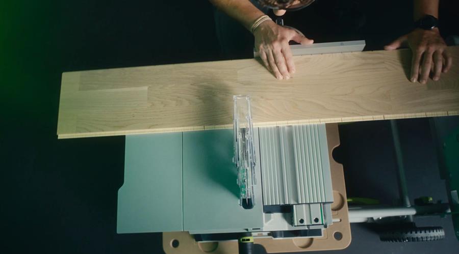 Une précision de coupe sans précédent avec la scie circulaire sur table sans fil de Festool