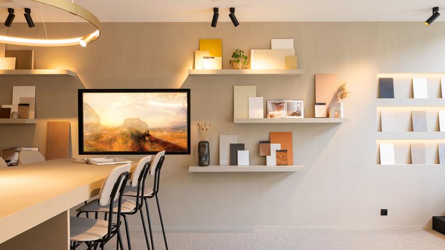 Deze showroom toont op elke muur een andere techniek
