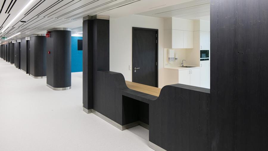 Warm maatwerkinterieur voor ziekenhuis met menselijke toets