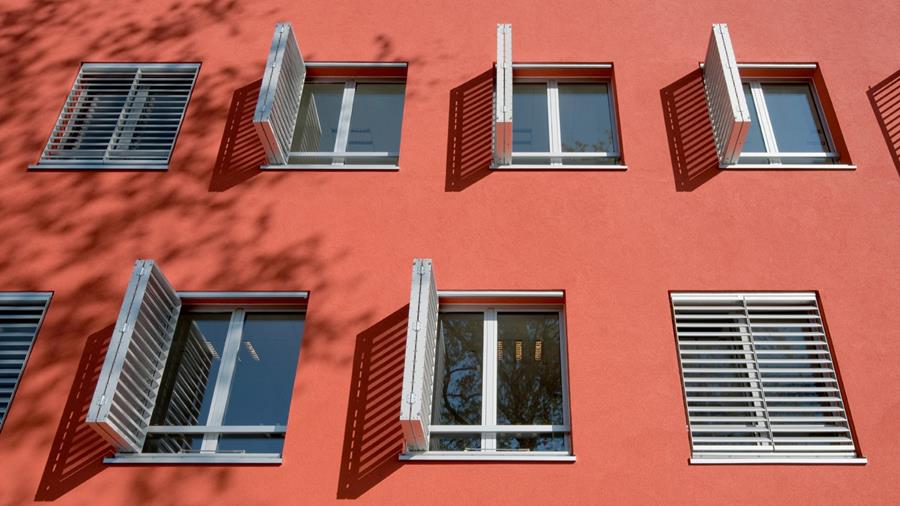 Waarom voor luiken of (schuif)panelen kiezen als raamzonwering?