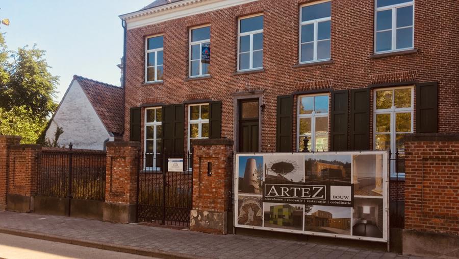 PASTORIJ IS MET LAMBRISERING IN FAUX MARBRE VOLLEDIG IN OUDE GLORIE HERSTELD